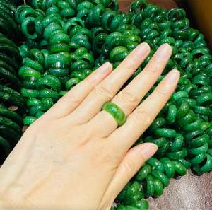 Nhẫn tròn đá bản hẹ to ngọc bi’ch