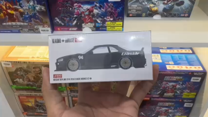 Mô Hình Xe Kaido House x Mini GT 1:64 - Nissan Skyline GT-R (R34) Kaido Works GReddy V2