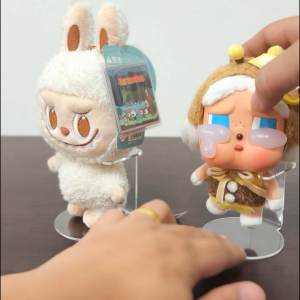 ขาตั้งตุ๊กตา ที่พิงตุ๊กตา วางแล้วไม่ล้ม อาร์ตทอย อะคริลิคใส หนา 2 มิล (DH1)