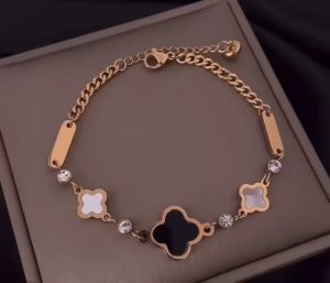 Gelang Rantai Tangan Titanium Wanita Clover Mata Hitam Kecil Bolak Balik
