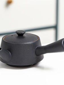 ชุดชาเซ็ตเซรามิกสไตล์ญี่ปุ่นย้อนยุคพร้อมดีไซน์ฝาข้างขนาดเล็กสำหรับใช้ในบ้านพร้อมป้องกันความร้อน