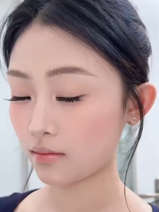 ขนตาปลอม รุ่น HU LI ขนตาปลอมแบบช่อ ยาว 12-13mm มีแถบกาวในตัว กาวพรีเมี่ยม ติดแน่น เบาสบายตา คีบง่าย ไม่เสียทรง ใช้ซ้ำได้