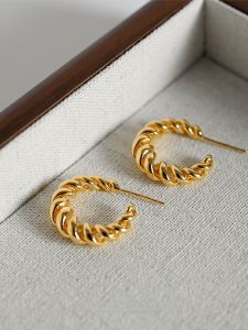 Unique Spiral Twisted Hollow out Earrings Womens Fashion Retro Luxury Sensation French Style Personality Design Ear Jewelry