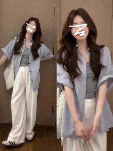 เสื้อเชิ้ตแขนสั้นหลวมๆ สีฟ้าสไตล์เกาหลีสำหรับผู้หญิงในช่วงฤดูร้อน ทรงหลวมๆ สบายๆ ลำลอง เสื้อเชิ้ตแขนสั้นแบบลำลอง