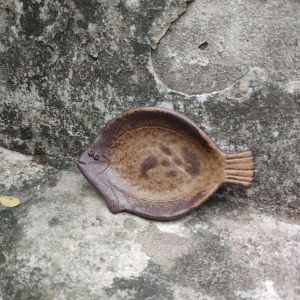 Tượng thỏ bizen đĩa cá đĩa trái đào và tống trà bizen