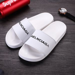 รองเท้าแตะผู้ชายฤดูร้อน รองเท้าแตะกลางแจ้ง กันลื่น แฟชั่น รองเท้าแตะหนัง PU พื้นยาง รองเท้าแตะแบบสวมสบายสำหรับทุกวัย