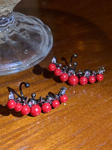 Elegant Red Crescent Pearl Ear Bone Clip Retro Diamond Embedded No Piercing Versatile Womens Fashion Jewelry Ear Cuff