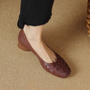 รองเท้าส้นแบนผู้หญิงหนังแท้พื้นหนา รองเท้าสวมแบบสวมลำลอง ฤดูใบไม้ผลิและฤดูร้อน 2025 รองเท้าหนัง PU พื้นยางกันลื่น