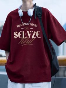 เสื้อยืดแขนสั้นทรงหลวมสำหรับผู้ชาย สไตล์อเมริกัน ฤดูร้อน 2025 เสื้อแขนยาวครึ่งตัวพิมพ์ลายตัวอักษรสีแดง เสื้อผ้าทำงานสำหรับเยาวชน