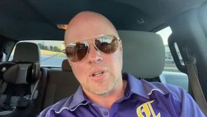 LUENX Kacamata Hitam Aviator Sunglasses for Men Women Polarized New Shades Large Metal Frame - UV 400 Protection Original Sunglasses 6404-3