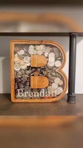 กระปุกออมสินไม้ใส่เหรียญ กระปุกออมสินใส่เหรียญพร้อมตัวอักษร 26 ตัว กล่องเก็บเหรียญ ของประดับตกแต่งเดสก์ท็อป งานฝีมือ ของขวัญคริสต์มาส