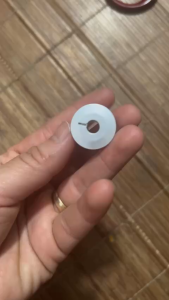 Suốt TRỤ GIẦY DA ổ nhỏ xẻ rãnh cạnh vát đường kính 2.2cm. cao 0.9cm dùng cho máy may công