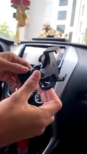 Giá đỡ điện thoại trên ô tô V8 gắn cửa khe gió điều hoà xoay 360 độ vân cacbon tinh tế nhỏ gọn tiện lợi cho xe