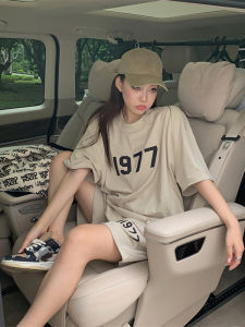 ชุดวิ่งฤดูร้อนสำหรับผู้หญิง Salt Series ทรงหลวม แฟชั่นสตรีท สไตล์ฮ่องกง ชุดสองชิ้น แขนสั้น กางเกงขาสั้น กระชับสัดส่วน คอกลม