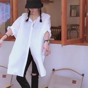 เสื้อคลุมกันแดดผ้าฝ้ายบางระบายอากาศได้ดีสำหรับผู้หญิง ฤดูร้อน 2025 ใหม่ ทรงหลวม ปกปิดสะโพก เสื้อคลุมกันแดดสีขาว