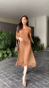 เดรสอัดพลีท ลายเกลียวเชือก ทรงแขนยาว เย็บแต่งเสื้อคลุม  ซ้อนไปในตัว 2 in 1  💫💫 ทั้งเดรส และเสื้อคลุมในตัว  สวยงาม อลังกาล🥰  เพิ่มดีเทลด้วยการแต่ง เข็มกลัด พระอาทิตย์ 🌞  และตัดพู่ ชายเดรส รอบตัวเกร๋ๆ ฟรุ๊งฟริ๊ง ดีงามมว้ากกก  เนื้อผ้าอัดพลีท เนื้อนิ่ม น