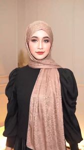 ผ้าพันกึ่งสำเร็จ ประดับด้วยเพชร ลวดลายลงตัว สินค้าเช่น HL42