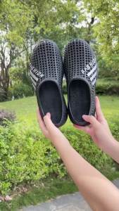 รองเท้าแตะผู้ชายจากประเทศเกาหลีในฤดูร้อนแฟชั่นกลางแจ้งกันน้ำ และกันน้ำพื้นรองเท้าหนาสวมใส่สบายระบายอากาศได้ดี 1 แถม 1