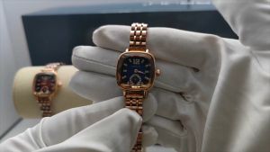 CRRJU Jam Tangan Wanita Anti Air Original dengan Berlian Imitasi Jam Kuarsa Persegi Mewah Elegan 5014