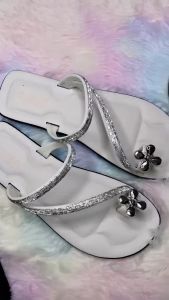 Lilyshoes 2025รองเท้า รองเท้าเเตะเเฟชั่นผู้หญิง เเบบหูคีบ พื้นนิ่ม ส้นแบน น้ำหนักเบา ใส่แล้วขับผิว ใส่สบาย