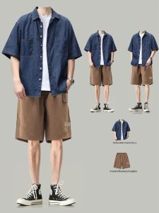 เสื้อเชิ้ตยีนส์แขนสั้นผู้ชาย ทรงหลวม สไตล์อเมริกันย้อนยุค ชุดทำงานฤดูร้อน 2025 เสื้อเชิ้ตแขนสั้นแบบลำลอง แฟชั่น