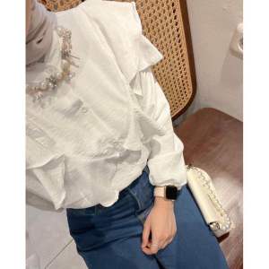 Blouse Rafela blouse wanita blouse ruffle kekinian kemeja wanita kekinian kemeja kerja kemeja santai kemeja cantik atasan wanita polos blous putih blouse cantik blouse viral blouse kasual blouse kerja casual Blouse polos wanita