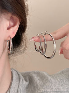 ต่างหูรูปวงกลมขนาดใหญ่แบบเกินจริงสำหรับผู้หญิง เครื่องประดับแฟชั่นระดับไฮเอนด์ เครื่องประดับหูแบบเรียบง่าย เครื่องประดับแฟชั่นสำหรับผู้หญิง