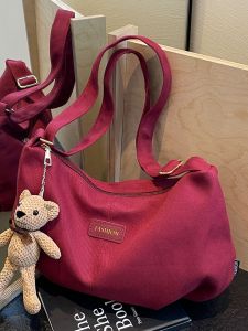 กระเป๋าสะพายข้างผ้าไนลอนความจุขนาดใหญ่สำหรับผู้หญิง กระเป๋าสะพายข้างทรงหมูป่าสไตล์เกาหลี กระเป๋าสะพายข้างแบบสะพายข้างสำหรับฤดูใบไม้ร่วงและฤดูหนาว