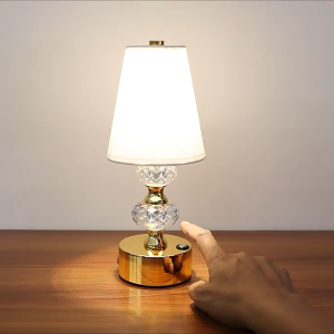 โคมไฟโต๊ะ LED หัวเตียง โคมไฟป้องกันตาห้องนอนที่สร้างสรรค์และส่วนบุคคล โคมไฟโต๊ะร้านอาหารบาร์ชาร์จไฟ ไฟกลางคืน