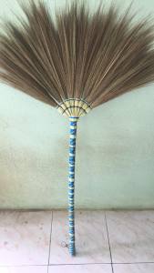 ไม้กวาดดอกหญ้าถักทั้งด้าม