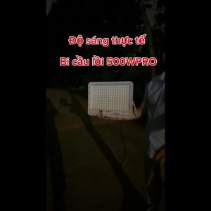 Đèn năng lượng mặt trờiĐèn Led năng lượng mặt trời chống lóa vỏ nhôm nguyên khối công xuất 100W 200W 300W có hiển thị phần trăm pin tấm pin dây dài 5M cảm biến ánh sáng điều khiển từ xa Chống Nước IP67