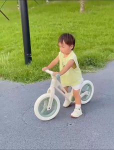 Xe chòi chân 2 bánh Umoo xe thăng bằng cho bé tập đi  hợp kim nhôm nguyên khối có thể gấp gọn