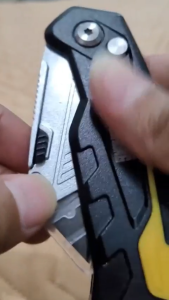 คัตเตอร์เหล็ก 18มม. ด้ามอลูมิเนียม แข็งแรง ใบมีดสเตนเลส คมจัด ปรับองศาได้ มีที่เก็บใบมีด ตัดกระดาษ พลาสติก งานช่าง DIY งานออกแบบ