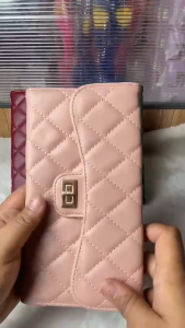 Womens diamond-patterned short wallet with zipper for coin storage compact and portable