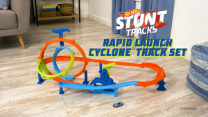 Hot Wheels Stunt Tracks Rapid Launch Cyclone Track Set & 1:64 Scale Die-Cast Toy Car