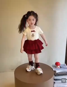 Setelan Viral Cartoon Cake Anak Perempuan Model Baju Kaos Katun Lengan Pendek Variasi Leher Renda & Pita Motif Beruang Kombinasi Rok Katun Tingkat Pita Usia 2-5 Tahun | Fashion Trendy Kekinian 2025 Nyaman Di Pakai Anak | Skc