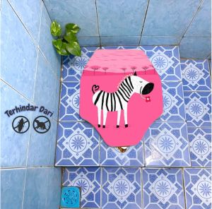 Tutup closet jongkok motif zebra pink berbahan spon karet tebal