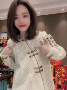 New Chinese Style Womens Shirt 2024 Winter New Pure Color Heavy Embroidery Loose Age-Defying Short Outerwear Coat