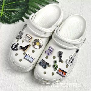 Crocs Jibbitz 12ชิ้นแต่งด้วยหัวเข็มขัดรองเท้ากีต้าร์ถอดออกได้ลายดอกไม้สำหรับ Crocs