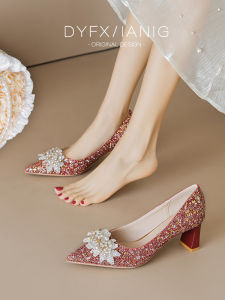 รองเท้าแต่งงานส้นสูงแบบสวมหัวแหลมสีแดง ทรงสง่างาม ประดับลูกปัด รองเท้าแต่งงานสไตล์จีน รองเท้าแต่งงานส้นหนา รองเท้าแต่งงานส้นสูง