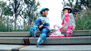 NE.KIDS Paket Fullset Sepatu Roda Helm dan Dekker Anak Roda 4 atau Model Mobil