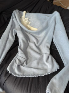 เสื้อยืดแขนยาวทรงสลิมฟิตสีน้ำเงินสวยงาม ดีไซน์เก๋ไก๋ สำหรับผู้หญิง เสื้อชั้นในฤดูใบไม้ผลิ 2025 คอลเลกชันใหม่