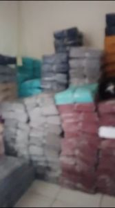 Baju Koko Pria Lengan Panjang Motif Yordan Terlaris\\n\\n Apa Itu Baju Koko?\\n\\nBaju koko adalah pakaian tradisional Muslim yang dikenakan oleh laki-laki. Ini merupakan bagian dari pakaian adat Indonesia, terutama di Jawa. Baju koko memiliki sejarah panjang dan berfungsi sebagai simbol identitas budaya dan agama.\\n\\n Sejarah Baju Koko\\n\\nBaju koko berasal dari tradisi Jawa yang dikenakan oleh para pria Muslim sejak abad ke-16. Awalnya, baju koko dikenakan sebagai pakaian formal untuk acara-acara penting seperti upacara adat dan pernikahan. Namun, seiring berjalannya waktu, baju koko menjadi pakaian yang sering dikenakan sehari-hari oleh para pria Muslim.\\n\\n Fungsi Baju Koko\\n\\nBaju koko memiliki beberapa fungsi, antara lain:\\n\\n- Sebagai simbol identitas budaya dan agama\\n- Sebagai pakaian formal untuk acara-acara penting\\n- Sebagai pakaian sehari-hari yang nyaman dan sopan\\n\\n Motif Yordan Koko Terbaru\\n\\nMotif Yordan adalah salah satu motif yang populer di kalangan penggemar baju koko. Motif ini menggabungkan unsur-unsur tradisional dengan desain modern, sehingga menghasilkan pakaian yang unik dan menarik.\\n\\n Desain Modern Baju Koko\\n\\nDesain modern baju koko Yordan menggabungkan elemen-elemen tradisional dengan sentuhan kontemporer. Motif Yordan biasanya memiliki warna-warna cerah dan gambaran-gambaran yang menarik, seperti bunga-bunga atau pola-pola geometris.\\n\\n Variasi Motif Yordan Koko\\n\\nAda banyak variasi motif Yordan koko yang tersedia di pasaran. Beberapa contoh motif Yordan koko yang populer antara lain:\\n\\n- Motif bunga-bunga\\n- Motif pola-pola geometris\\n- Motif abstrak\\n\\n Rekomendasi Baju Koko Terlaris\\n\\nBerikut ini adalah beberapa rekomendasi baju koko terlaris dengan motif Yordan:\\n\\n Baju Koko Desain Modern\\n\\nBaju koko desain modern dengan motif Yordan sangat populer di kalangan penggemar baju koko. Motif ini menggabungkan unsur-unsur tradisional dengan sentuhan kontemporer, sehingga menghasilkan pakaian yang unik dan menarik.\\n\\n Baju Koko untuk Pria\\n\\nBaju koko untuk pria dengan motif Yordan sangat cocok untuk acara-acara formal maupun sehari-hari. Motif ini memberikan kesan modern dan elegan, sementara tetap menjaga identitas budaya dan agama.\\n\\n Tips Memilih Baju Koko yang Tepat\\n\\nBerikut ini adalah beberapa tips memilih baju koko yang tepat:\\n\\n Ukuran dan Warna\\n\\nPastikan ukuran baju koko sesuai dengan tubuh Anda. Pilih warna yang sesuai dengan preferensi Anda dan sesuai dengan acara yang akan Anda hadiri.\\n\\n Material dan Kualitas\\n\\nPilih baju koko dengan material yang nyaman dan berkualitas. Material yang baik akan membuat baju koko lebih awet dan nyaman dikenakan.\\n\\n Kesimpulan\\n\\nBaju koko dengan motif Yordan adalah pilihan yang tepat untuk Anda yang mencari pakaian yang unik dan menarik. Motif ini menggabungkan unsur-unsur tradisional dengan sentuhan kontemporer, sehingga menghasilkan pakaian yang modern dan elegan. Pastikan untuk memilih baju koko dengan ukuran dan warna yang sesuai, serta material yang berkualitas.\n}