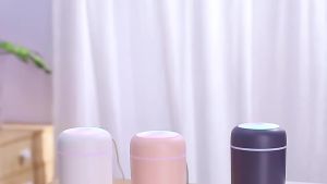 เครื่องทำความชื้นแบบถ้วยสีสันสดใสที่ขายดี USB เครื่องฟอกอากาศในรถยนต์และบ้านแบบตั้งโต๊ะที่ให้ความชื้นและกลิ่นหอมเงียบ