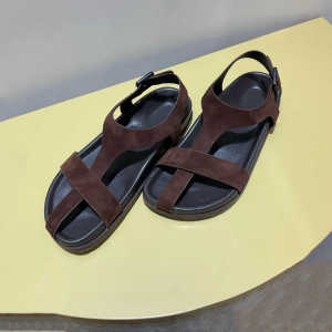 2025 New Womens Flat Bottom Genuine Leather Sandals Summer Outdoor Fashionable Versatile Roman Beach Soft Comfortable Niche