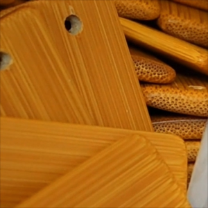 พวงกุญแจไม้ไผ่สลักชื่อ "บ"