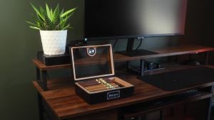 Cigar HumidorFull Glass Top Cigar Box with Humidifier and HygrometerCrushproof CaseCedar Wood Lining Storage for 20-25 Cigars