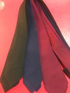 เน็คไท้รสีเดียวของผู้ใหญ่และใช้ในนักศึกษาสถาบัน