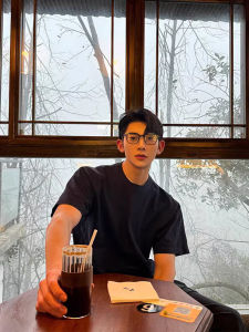 เสื้อยืดคอกลมแขนสั้นผ้าฝ้ายแท้สไตล์เกาหลีสำหรับผู้ชาย ทรงพื้นฐาน สีดำ คอกลม ทรงพื้นฐาน ฤดูใบไม้ผลิและฤดูร้อน