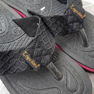 Sandal Toyosima dan Carismah Tebal Warna Hitam Sandal Madura Pria Wanita Jaminan Awet dan Berkualitas